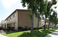 Orangewood Pines Apartments in Anaheim, CA - Foto de edificio - Building Photo