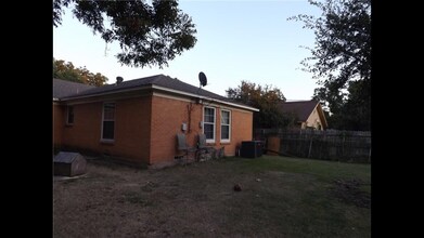 1939 Gaylord Dr in Dallas, TX - Building Photo - Building Photo