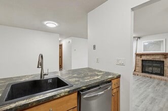 385 Shelard Pky, Unit 103 in Minneapolis, MN - Building Photo - Building Photo