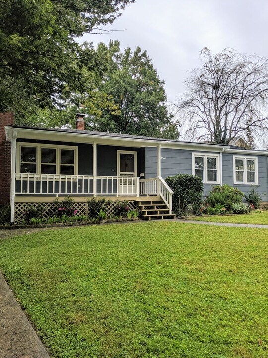 100 Orchard St in Black Mountain, NC - Building Photo