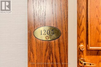 1 Lee Centre Dr in Toronto, ON - Building Photo - Building Photo