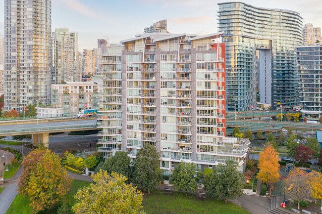 Coopers Pointe in Vancouver, BC - Building Photo - Building Photo