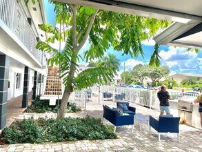 330 W Camino Real in Boca Raton, FL - Foto de edificio - Building Photo