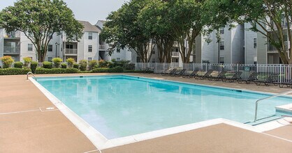 Water's Edge Apartments in Norfolk, VA - Building Photo - Building Photo