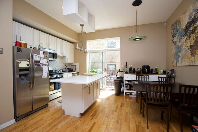 2205 W Ohio St, Unit J01P in Chicago, IL - Building Photo - Building Photo