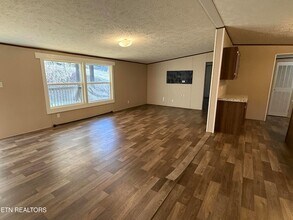 8211 Barker Rd in Knoxville, TN - Foto de edificio - Building Photo