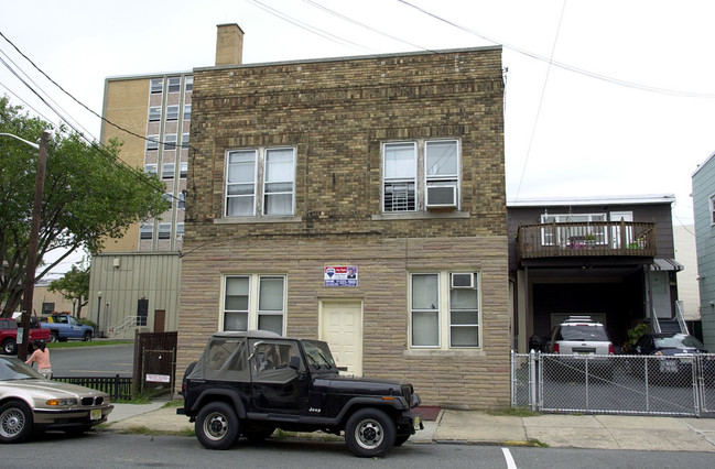 586 61st St in West New York, NJ - Building Photo - Building Photo