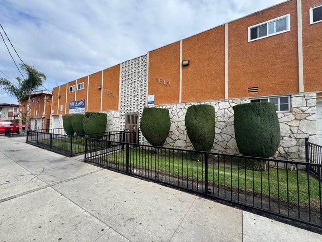 1028 Orange Ave in Long Beach, CA - Foto de edificio - Building Photo