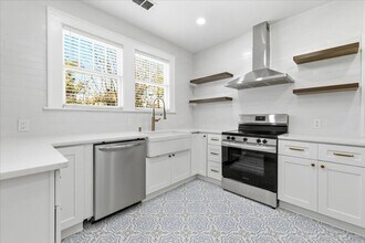 830 W 45th St in Savannah, GA - Building Photo - Building Photo