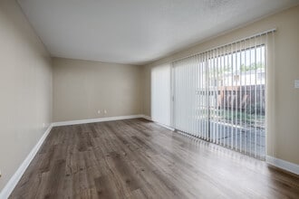 Peacock Apartments in Sacramento, CA - Building Photo - Interior Photo