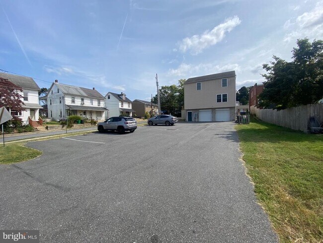 300 Madison St-Unit -1 in Shillington, PA - Foto de edificio - Building Photo