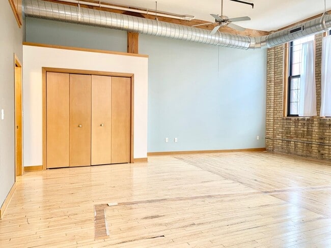 1017 S 2nd St, Unit 207 in Milwaukee, WI - Building Photo - Building Photo