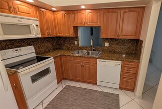 301 NE 14th Ave in Hallandale Beach, FL - Building Photo - Building Photo