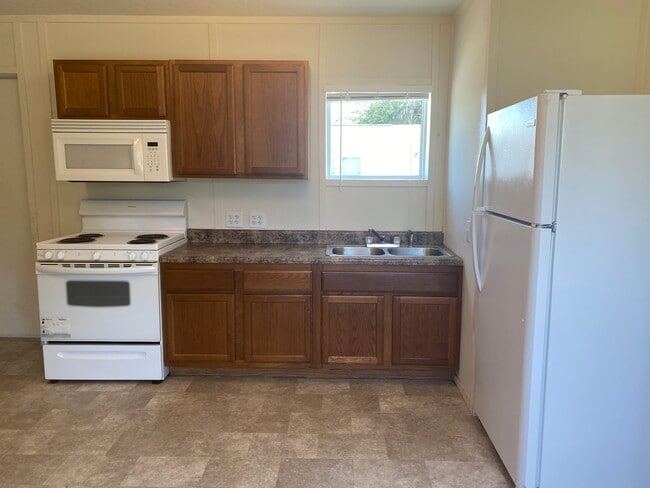 17050 Meridian Blvd in Hudson, FL - Foto de edificio - Building Photo