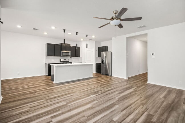 6911 Stout Wy in Converse, TX - Building Photo - Building Photo