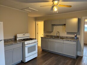 242 S Main St in Eaton Rapids, MI - Foto de edificio - Building Photo