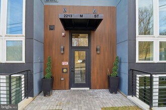 2213 M St NE, Unit 4 in Washington, DC - Foto de edificio - Building Photo