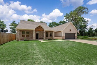 24738 Roscommon Ln in Hempstead, TX - Building Photo - Building Photo