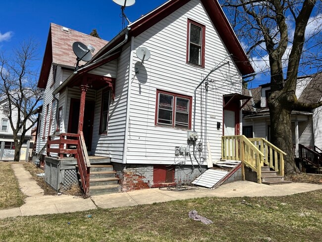 1037 W Wright St in Milwaukee, WI - Building Photo - Building Photo