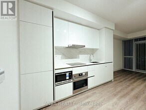 8 Interchange Wy in Vaughan, ON - Building Photo - Building Photo