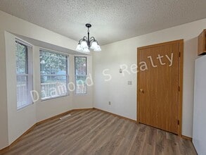 5694 S Pinehurst Ave in Springfield, MO - Building Photo - Building Photo