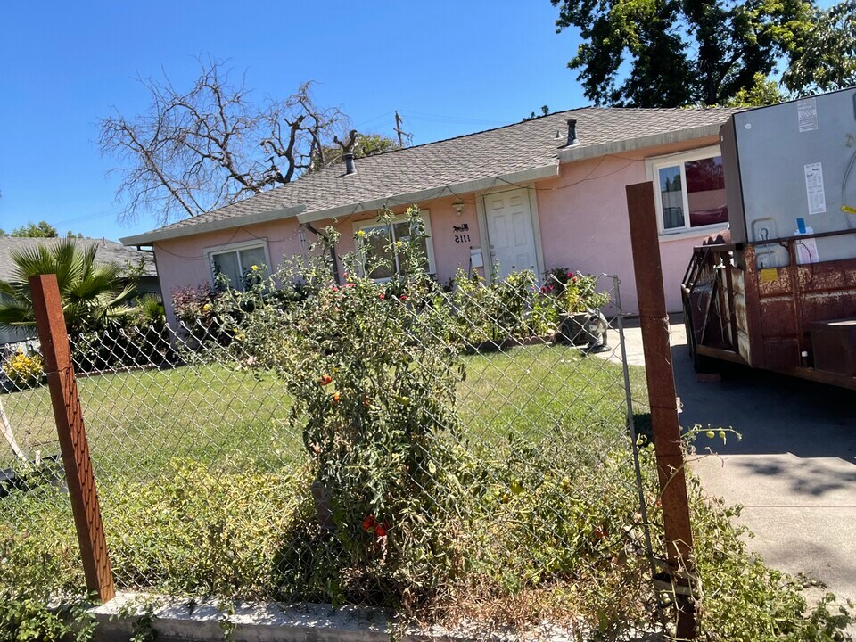 1115 Kingsley Ave in Stockton, CA - Foto de edificio