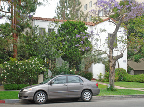 437 N Oakhurst Dr in Beverly Hills, CA - Building Photo - Building Photo