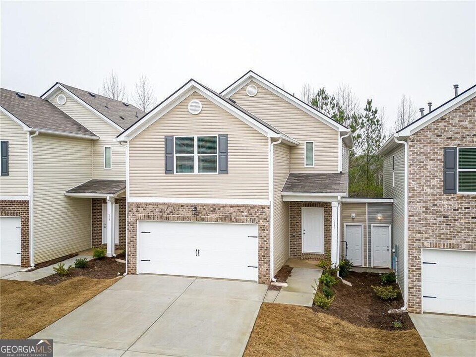 978 Valley Rock Dr in Lithonia, GA - Building Photo