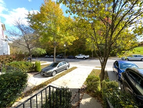 8010 Pennington Dr in Laurel, MD - Foto de edificio - Building Photo
