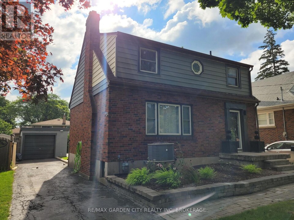 8 Cameron Rd in St Catharines, ON - Building Photo