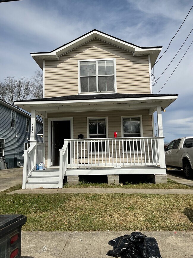 240 W Garfield St