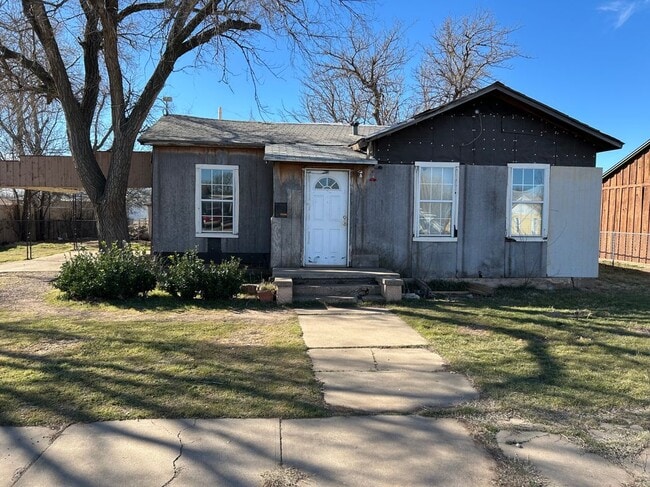 property at 903 W 8th St