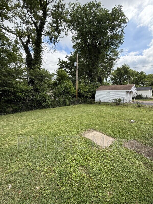 8051 Airport Rd in Berkeley, MO - Foto de edificio - Building Photo