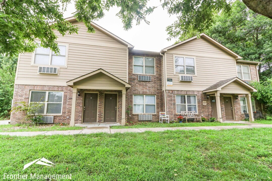 1223 N 12th St in Manhattan, KS - Foto de edificio