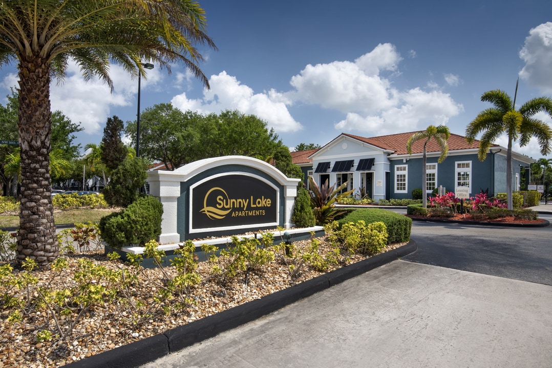Sunny Lake in Lauderhill, FL - Foto de edificio