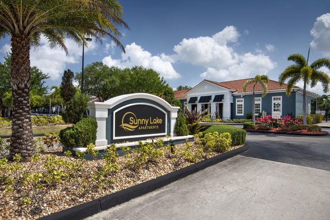 Sunny Lake in Lauderhill, FL - Foto de edificio - Building Photo