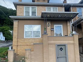 42 W 6th Ave in Williamson, WV - Building Photo