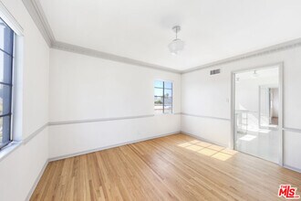 1033 S Tremaine Ave in Los Angeles, CA - Building Photo - Building Photo