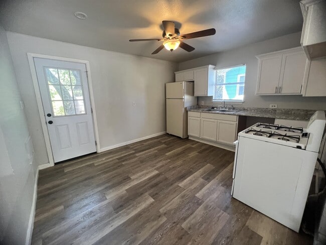 2209 Bolivar St in Denton, TX - Building Photo - Building Photo