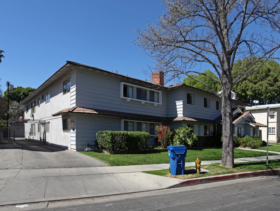 8351 Amigo Ave in Northridge, CA - Foto de edificio