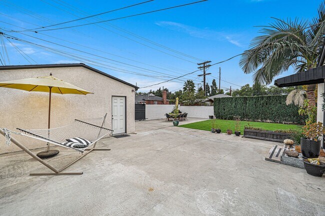 property at 7608 Whitsett Ave