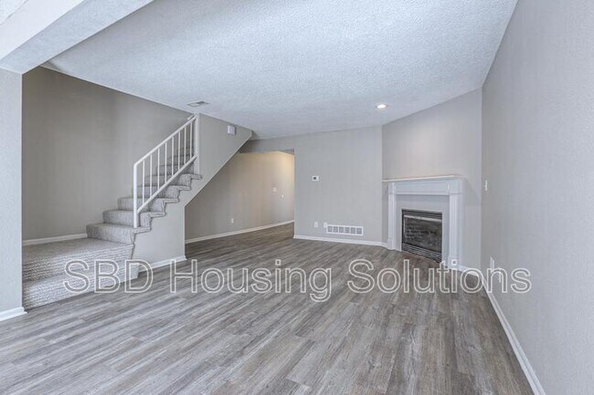 106 NE Dogwood St in Oak Grove, MO - Foto de edificio - Building Photo