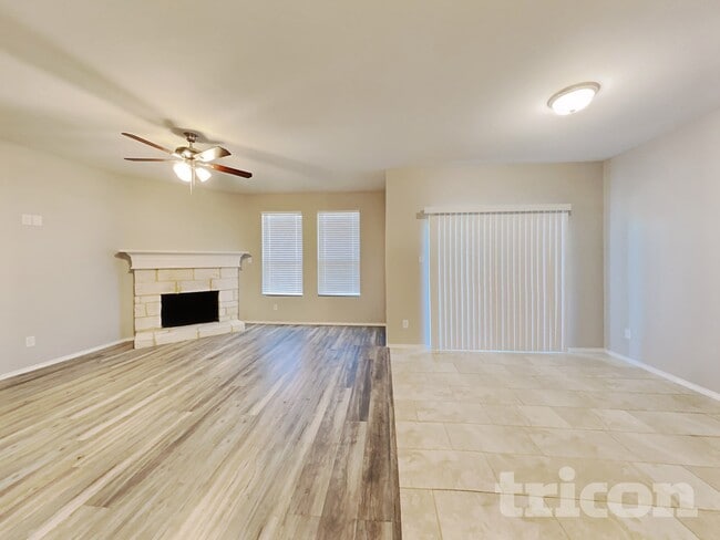 215 Saddlebrook Ln in Waxahachie, TX - Foto de edificio - Building Photo