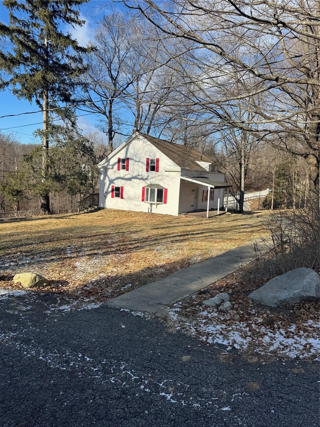 654 Milltown Rd in Southeast, NY - Building Photo - Building Photo