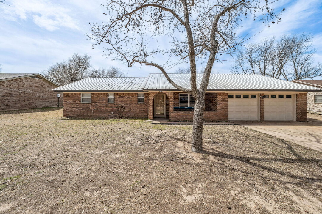 1010 N Meadowlark Ln in Stephenville, TX - Building Photo