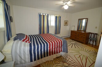 28 Merton Rd, Unit Rear in Newport, RI - Building Photo - Building Photo