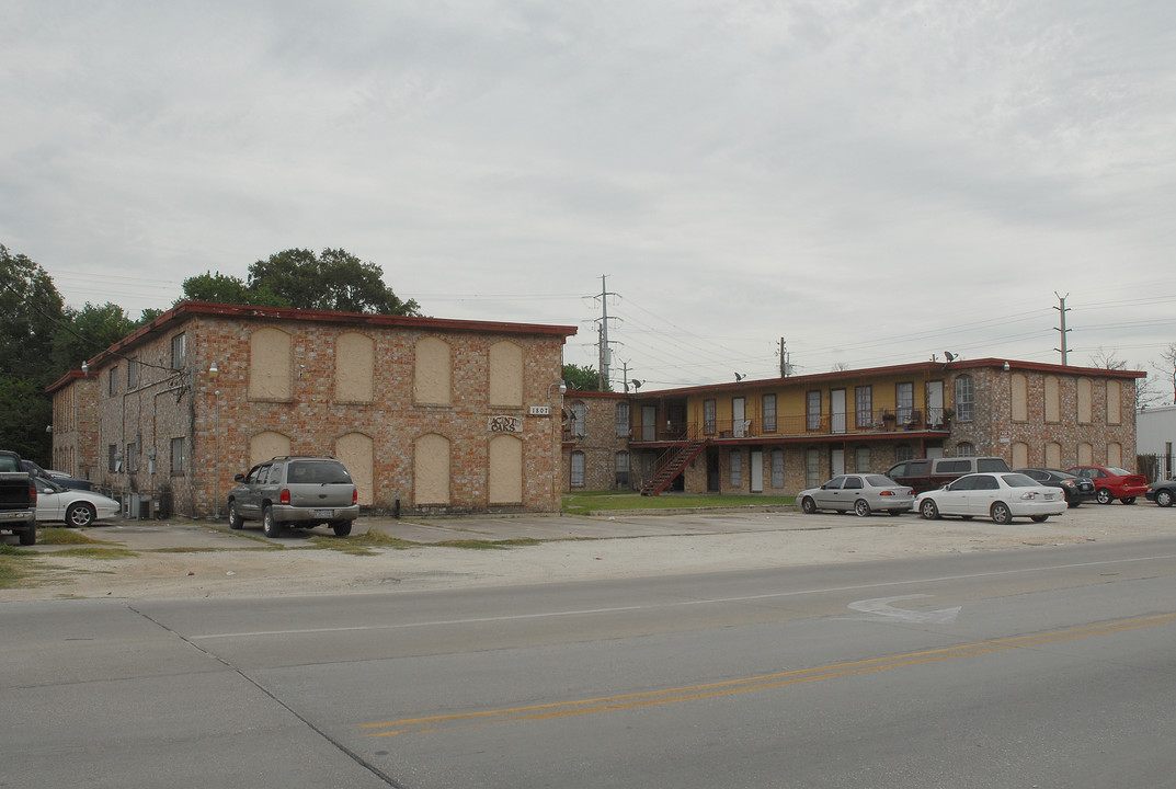 Jacinto Oaks in Houston, TX - Building Photo