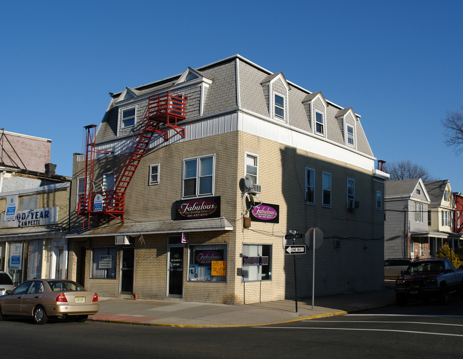 718 Broadway in Bayonne, NJ - Foto de edificio