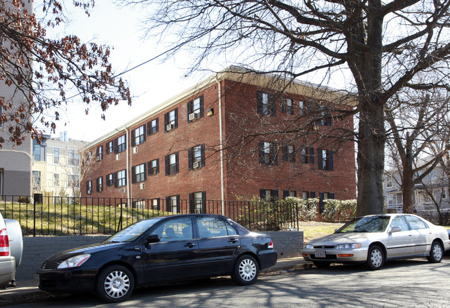 1215 N Quinn St in Arlington, VA - Foto de edificio - Building Photo