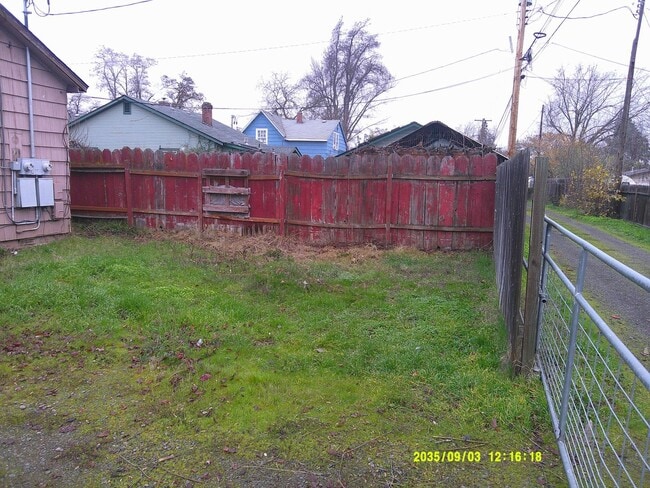 516/516.5-5165 Palm St in Medford, OR - Building Photo - Building Photo